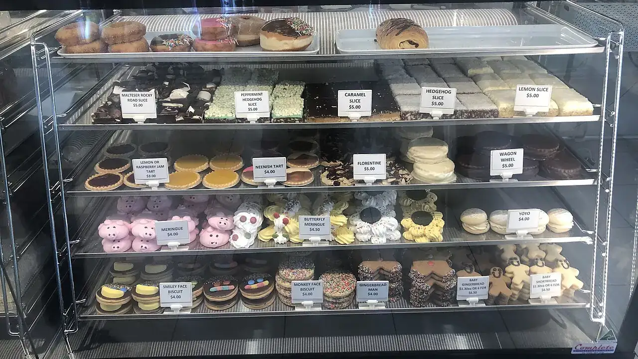 Cake cabinet